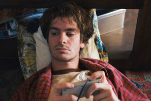 アンドリュー・ガーフィールド、スパイダーマンから“残念オタク”に… 『アンダー・ザ・シルバーレイク』で新境地 画像