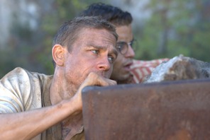 自由をつかめ！ チャーリー・ハナム×ラミ・マレック、命をかけた脱獄劇『パピヨン』予告 画像