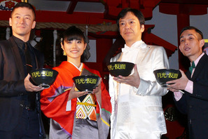 石原さとみ、シュールな新宿ゴールデン街練り歩きに笑顔！ 画像