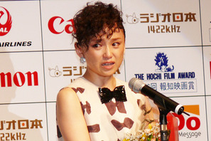 永作博美「報知映画賞」主演女優賞を受賞し号泣「押しつぶされそうだった」 画像