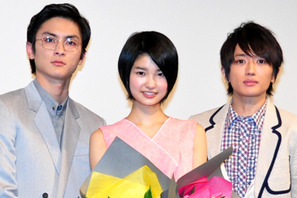 西島隆弘＆高良健吾のサプライズ花束に新人・三根梓、大感激！ 画像