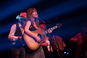 ジェシー・バックリー、歌唱シーンから母親としての姿まで…『ワイルド・ローズ』場面写真 画像