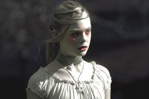 ダークな世界に佇む可憐なエル・ファニングに“釘付け”　『ヴァージニア』予告編解禁 画像