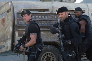 『アベンジャーズ』に宣戦布告！　『エクスペンダブルズ2』殴りこみ映像、到着 画像