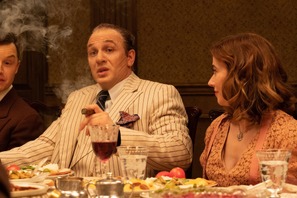 トム・ハーディ、伝説のギャングになりきった凄み溢れる姿披露『カポネ』新場面写真 画像