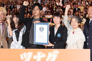 松坂桃李＆ファン1,001人が“指きりげんまん”　見事ギネス世界記録！ 画像