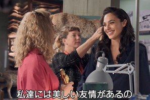 ガル・ガドット＆クリスティン・ウィグ、撮影裏はベストフレンド『ワンダーウーマン 1984』メイキング 画像