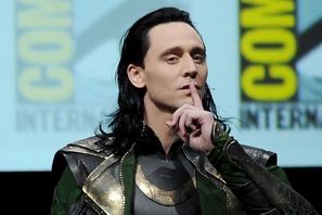 トム・ヒドルストン、『マイティ・ソー』から持ち帰った小道具を披露 画像