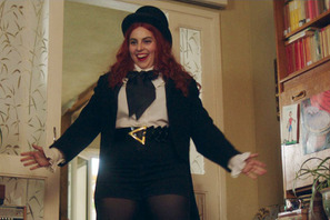 「道を間違えたら、やり直せばいい」ビーニー・フェルドスタイン主演『ビルド・ア・ガール』予告＆場面写真 画像