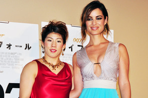 ボンドガールと世界最強の吉田沙保里がセクシー対決!? 画像