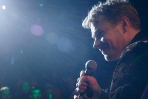 『ビルド・ア・ガール』アルフィー・アレンが歌声初披露！“ロック・スター”のビジュアルも解禁 画像