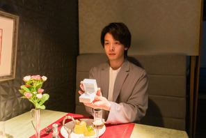 中村倫也、関水渚へ指輪を差し出す…『ウェディング・ハイ』プロポーズシーン＆オフショット解禁 画像