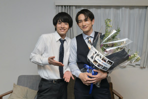 赤楚衛二「魔法にかかったよう」町田啓太と再タッグの映画『チェリまほ』笑顔と感涙のクランクアップ 画像