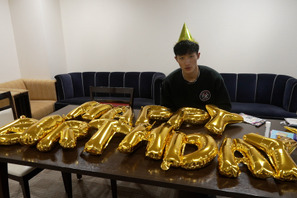 岩本照、誕生日会の飾りつけを担当『モエカレはオレンジ色』撮影中のビハインド映像公開 画像