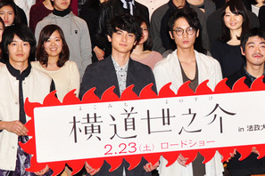 綾野剛、大学生のお悩みに“愛のムチ”をビシバシ！ 画像