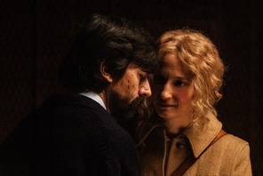 衝撃の告白から夫婦のほころび…アルバ・ロルヴァケルの凄みに注目『靴ひものロンド』本編映像 画像