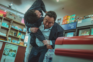 マ・ドンソクが一本背負い投げ！『犯罪都市 THE ROUNDUP』場面写真 画像