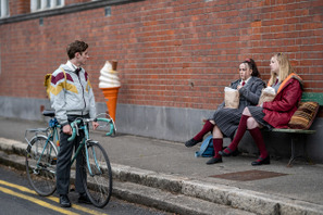 ゲイのエディ＆レズビアンのアンバーを描くアイルランド映画『恋人はアンバー』青春感あふれる場面写真 画像