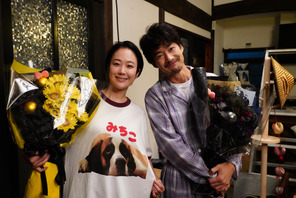 笑い合う竹野内豊＆黒木華、庵野秀明の姿も『イチケイのカラス』 メイキング写真解禁 画像