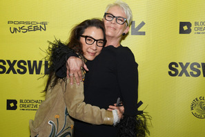 ジェイミー・リー・カーティス、ミシェル・ヨーのGG賞受賞に大喜びする姿がTシャツに 画像