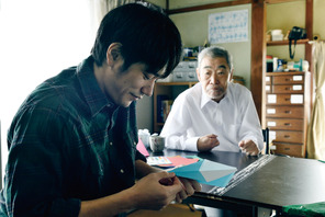 松山ケンイチ、柄本明“父”との日々をふり返る『ロストケア』回想シーン 画像