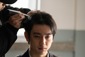 パク・ジニョン、入隊前の主演作『聖なる復讐者』一人二役に挑戦した場面写真解禁 画像