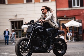ファミリーが大ピンチ!? ジェイソン・モモアが狙う…『ワイルド・スピード／ファイヤーブースト』最新予告 画像