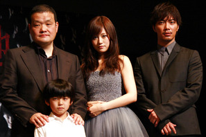 成宮寛貴、『クロユリ団地』で共演の前田敦子は「全然可愛くなかった…」 画像