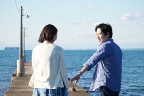 週に一度のデートシーンが初解禁　二宮和也＆波瑠『アナログ』場面写真 画像
