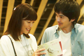 上野樹里に迫る“記者”林遣都…映画『隣人X -疑惑の彼女-』場面写真 画像