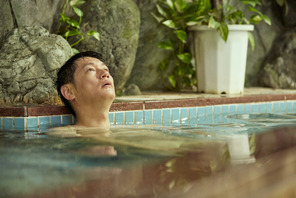 井浦新、祝・誕生日！『アンダーカレント』“謎の男”の人間味が覗く場面写真入手 画像