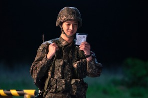 『宝くじの不時着』風のいたずらで宝くじが舞い飛ぶ冒頭シーン4分公開 画像