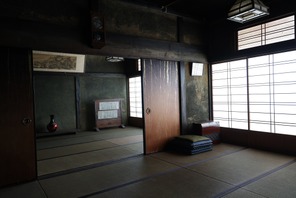 興収30億円突破　間宮祥太朗＆佐藤二朗共演『変な家』セット写真が公開 画像