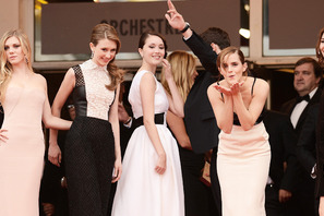 【カンヌ国際映画祭】エマ・ワトソンが初登場！　大歓声に投げキッス 画像