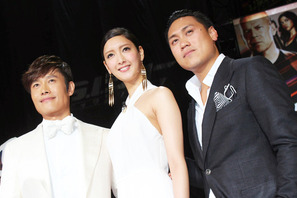 【PHOTOレポート】“最強の刺客”イ・ビョンホンが来日！　菜々緒と笑顔で登場 画像