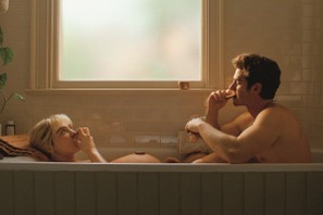 2人の悲喜こもごもを映し出す『We Live in Time この時を生きて』ロングタイム予告 画像