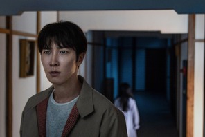 渡辺翔太“ヤヒロ”ら、恐怖の日常捉える『事故物件ゾク 恐い間取り』場面写真 画像