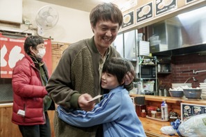 撮影合間のにこやかな表情も！丸山隆平主演『金子差入店』メイキング映像 画像