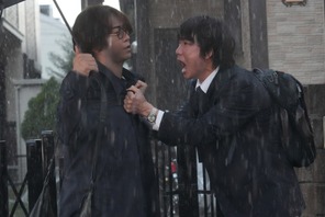 綾野剛＆亀梨和也、14年ぶりの共演『でっちあげ　～殺人教師と呼ばれた男』メイキング映像 画像