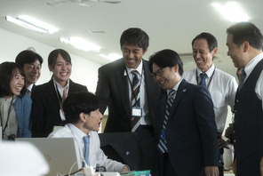 いったい誰がハメたのか 警察、部下、謎のママ…阿部寛主演『俺ではない炎上』場面写真 画像