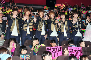 韓流人気グループ「BOYFRIEND」と一緒にダンスに観客熱狂！　「愛してる」に悲鳴 画像