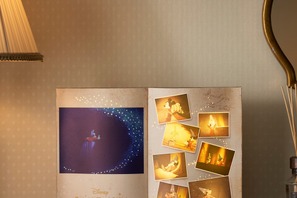 ディズニー映画『ファンタジア』の名曲が流れるブック型ライトほか、公開85周年記念商品登場 画像