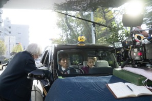 クランクアップには熱いハグも…和やかな撮影現場捉える『TOKYOタクシー』メイキング写真＆撮影現場レポート 画像