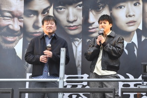 山田裕貴＆佐藤二朗、雨の新宿でサプライズ街頭演説「“『爆弾』観た？ヤバいよ！”自然と広まっていく気がして」 画像