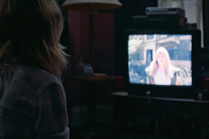 手を振る男は何者か…気鋭スタジオNEONが放つ注力作『シェルビー・オークス』追加場面写真解禁 画像