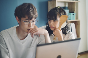 出会いから別れまでの15年を1分に凝縮　岸井ゆきの×宮沢氷魚W主演『佐藤さんと佐藤さん』特別映像 画像