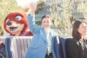 【ディズニー】上戸彩がサプライズでパレードルートに登場！スペシャルグリーティング、『ズートピア２』公開初日に開催 画像