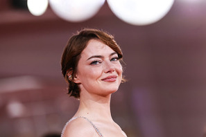 『Bugonia』の役作りで髪を剃り落としたエマ・ストーン、ヨルゴス・ランティモス監督を“道連れ”丸坊主に 画像