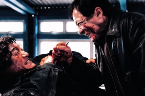 ジャッキー・チェンvsレオン・カーフェイ、ベテラン同士の壮絶ナイフバトル！『シャドウズ・エッジ』本編解禁 画像