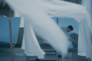 “男”の正体が掴めない…『災 劇場版』謎が深まる場面写真解禁 画像